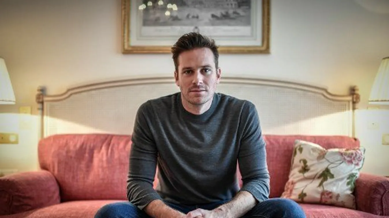 A kannibalizmusáról szóló pletykák ellenére Armie Hammer jól van, a Kajmán-szigeteken nyaral egy rejtélyes szőke nővel