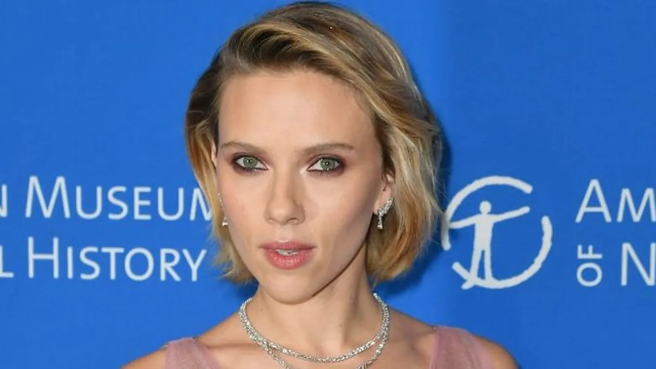 Komoly villantást kockáztatott merész ruhájával Scarlett Johansson - fotók
