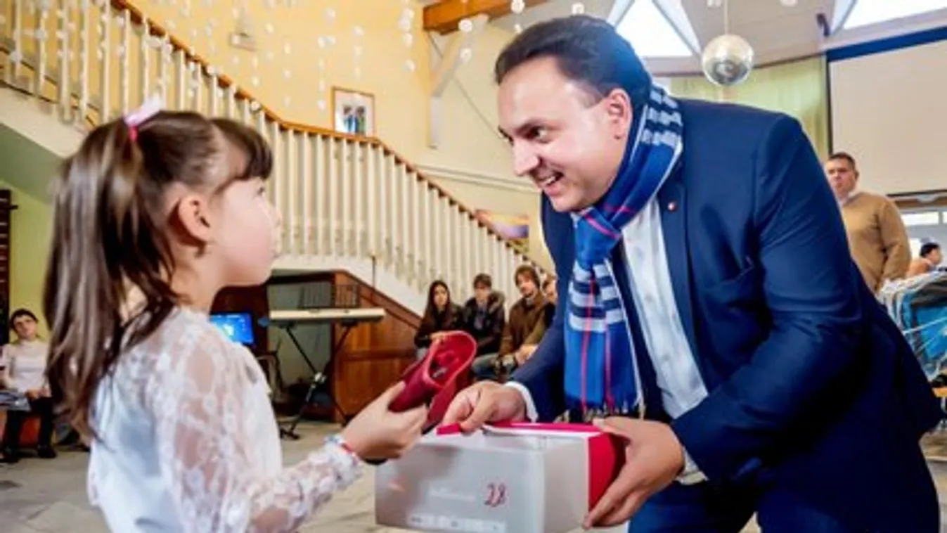 Több száz gyereknek könnyíti meg az iskolakezdést Mága Zoltán - fotók