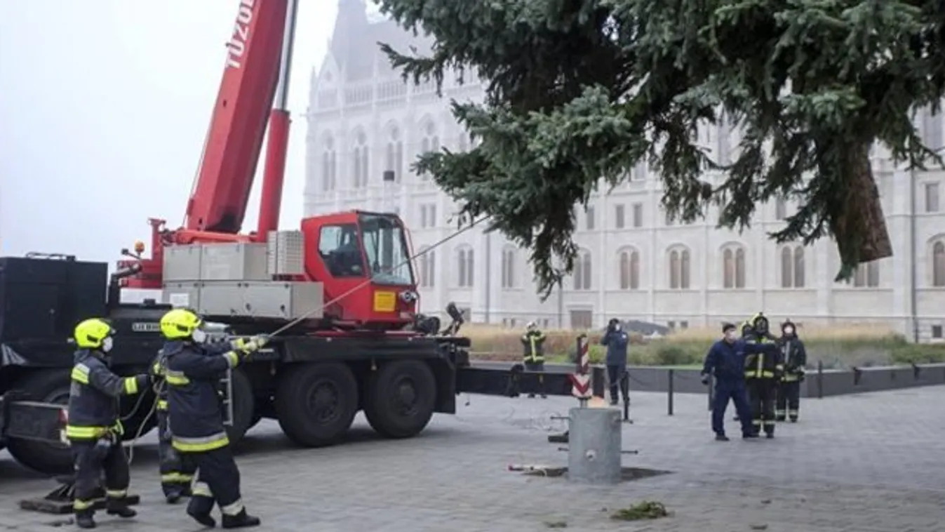 Felállították az ország karácsonyfáját a Kossuth téren – videó