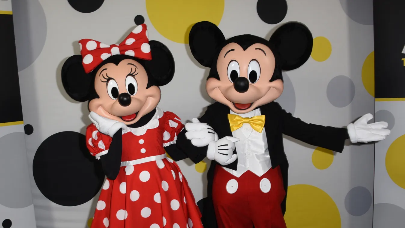 Minnie egér nadrágkosztümbe öltözik