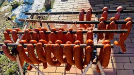 Ezzel a különleges technikával készül a kondorosi kolbász