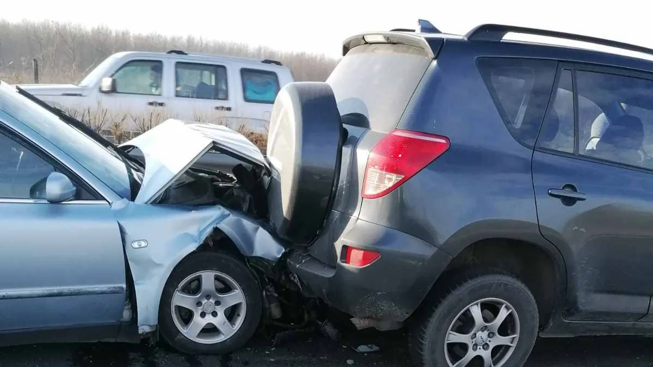 Brutális tömegkarambol volt az M5-ösön, öt autó szaladt egybe