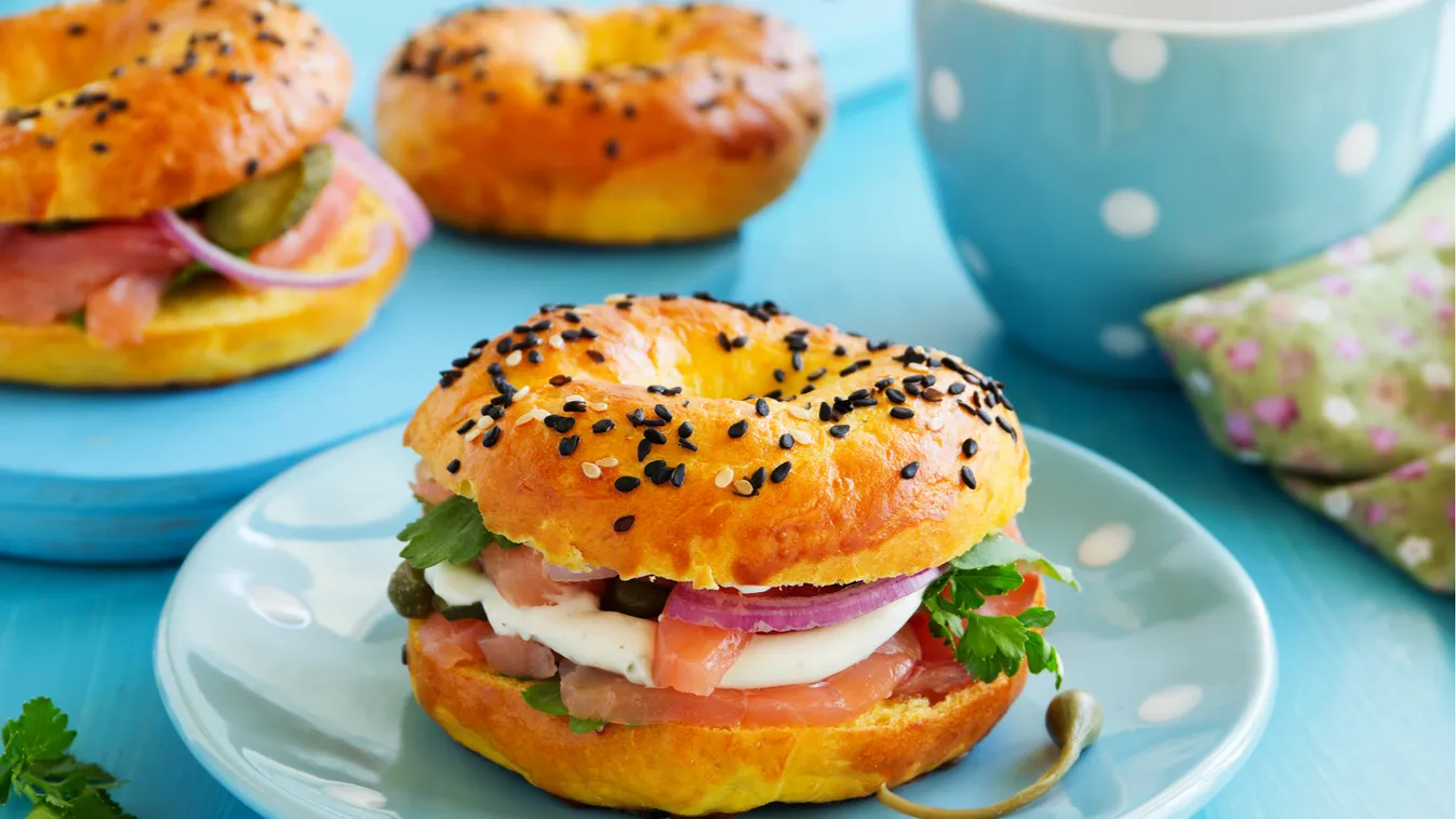 Ma van a főtt, sült és lyukas kelt tészta, vagyis a bagel napja! Együnk egyet az egészségére