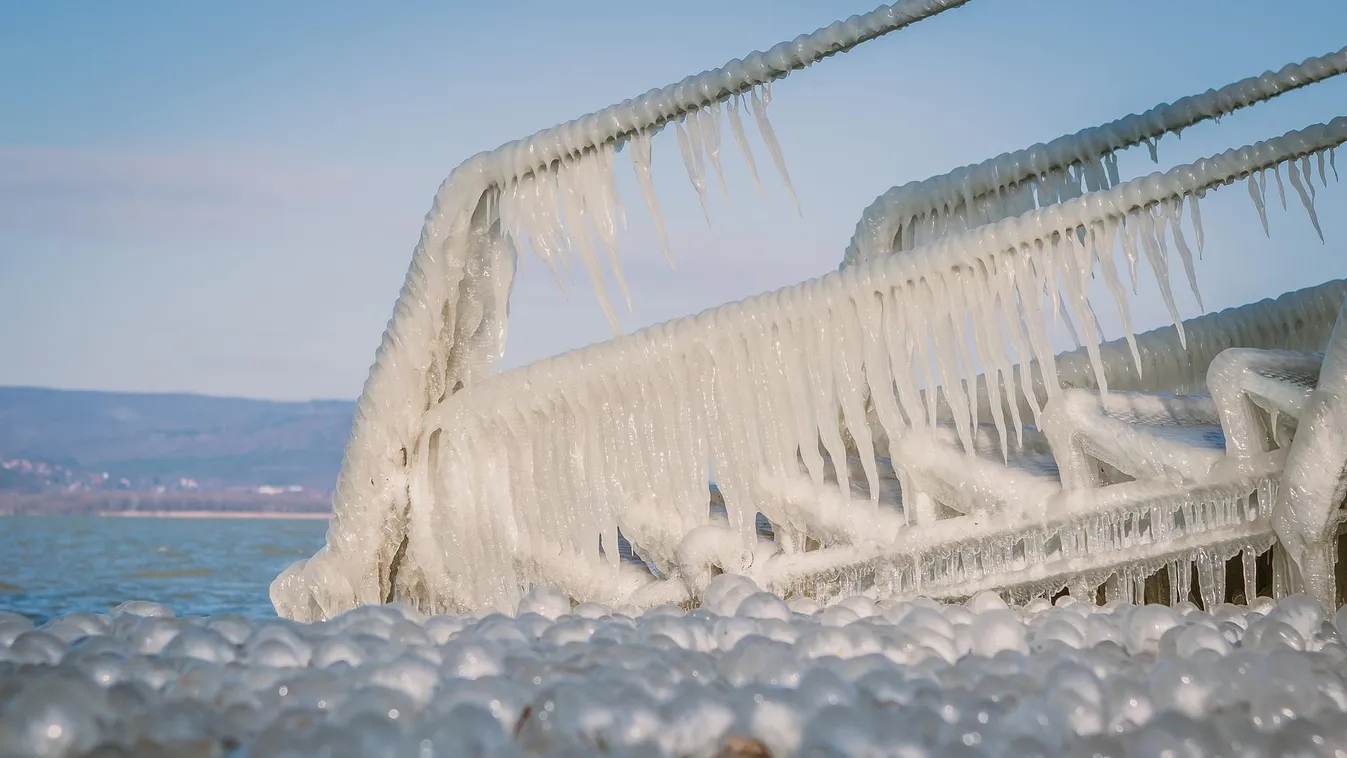 Videó: Csodálatos látványt nyújt a jeges Balaton, de rámerészkedni életveszélyes