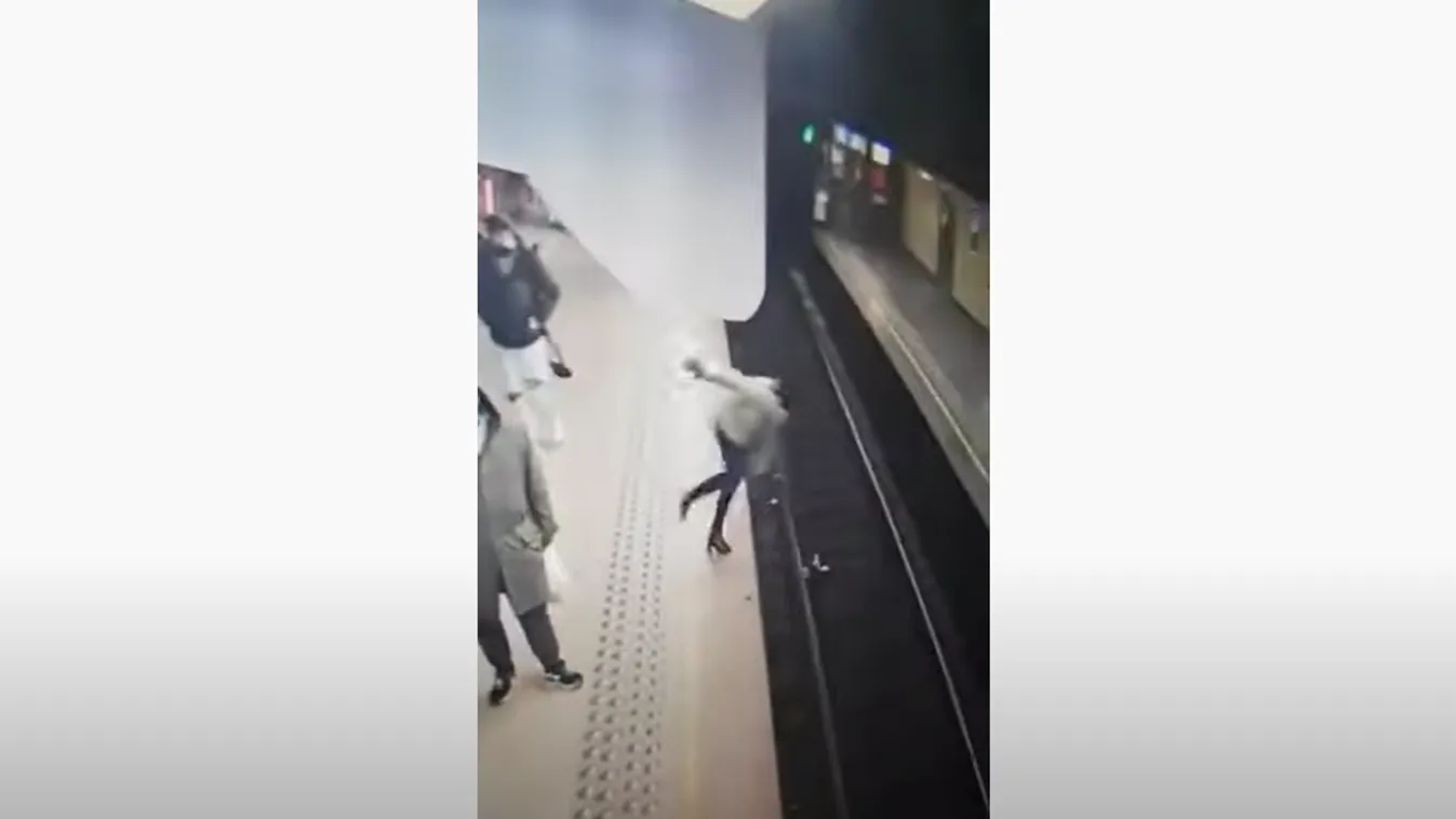 Metró elé löktek egy nőt, felvette a kamera