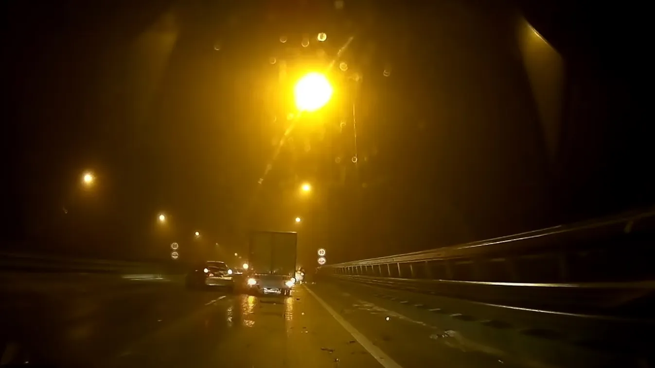 Videón a drámai pillanatok, egymásba rohantak az autók a jeges M31-esen