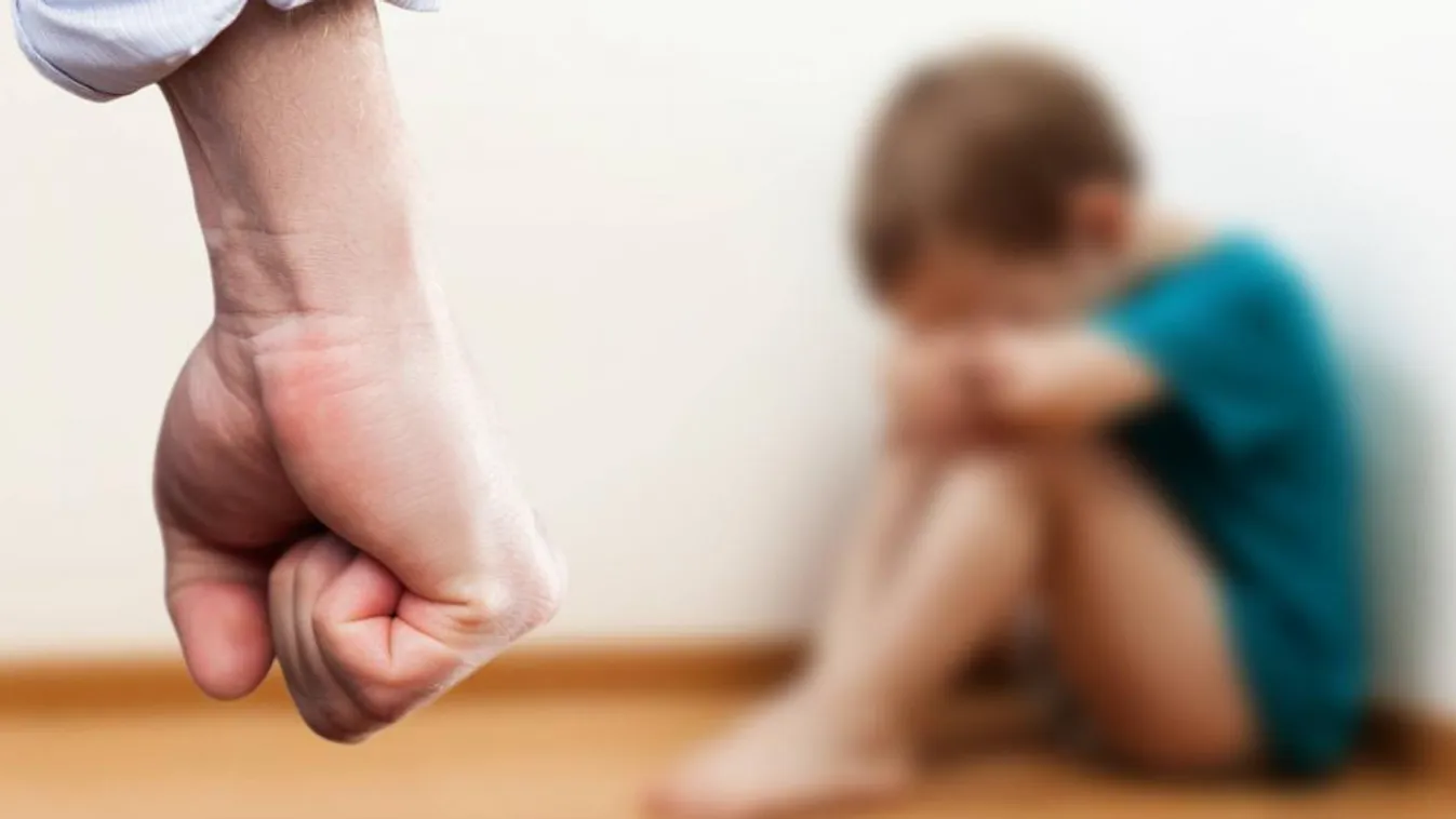 Rohantak a rendőrök: A 4 éves kisfiút véres ruhában találták, részeg anyja mellett