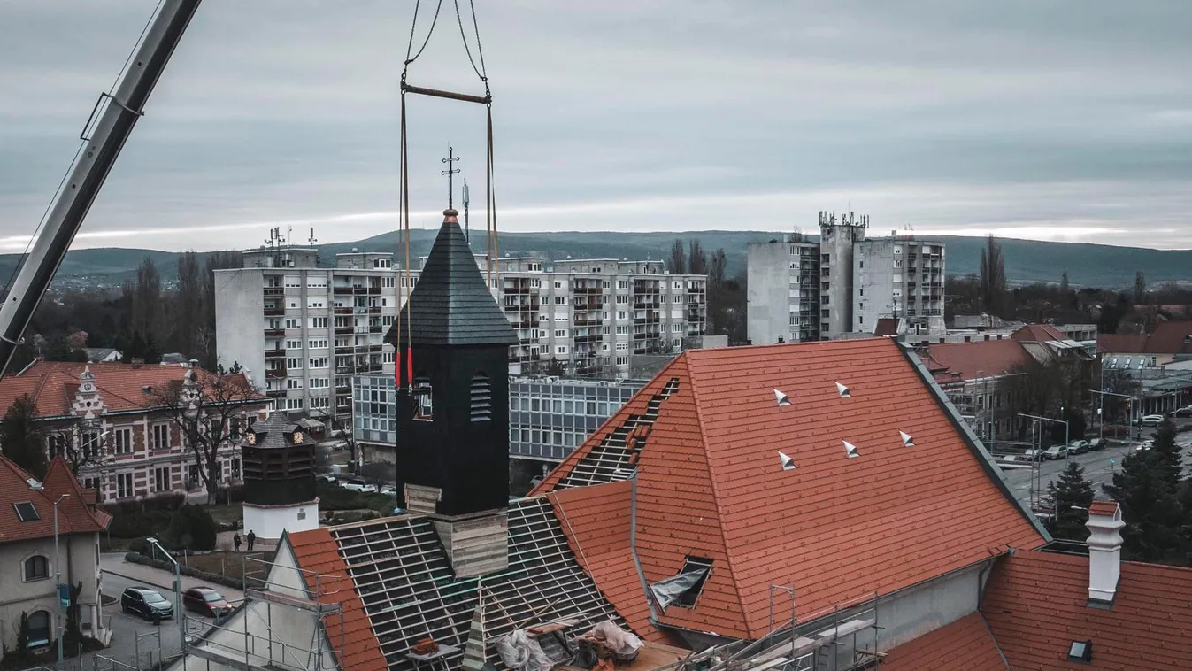 Ilyen, amikor egészben kerül egy templomtorony a helyére