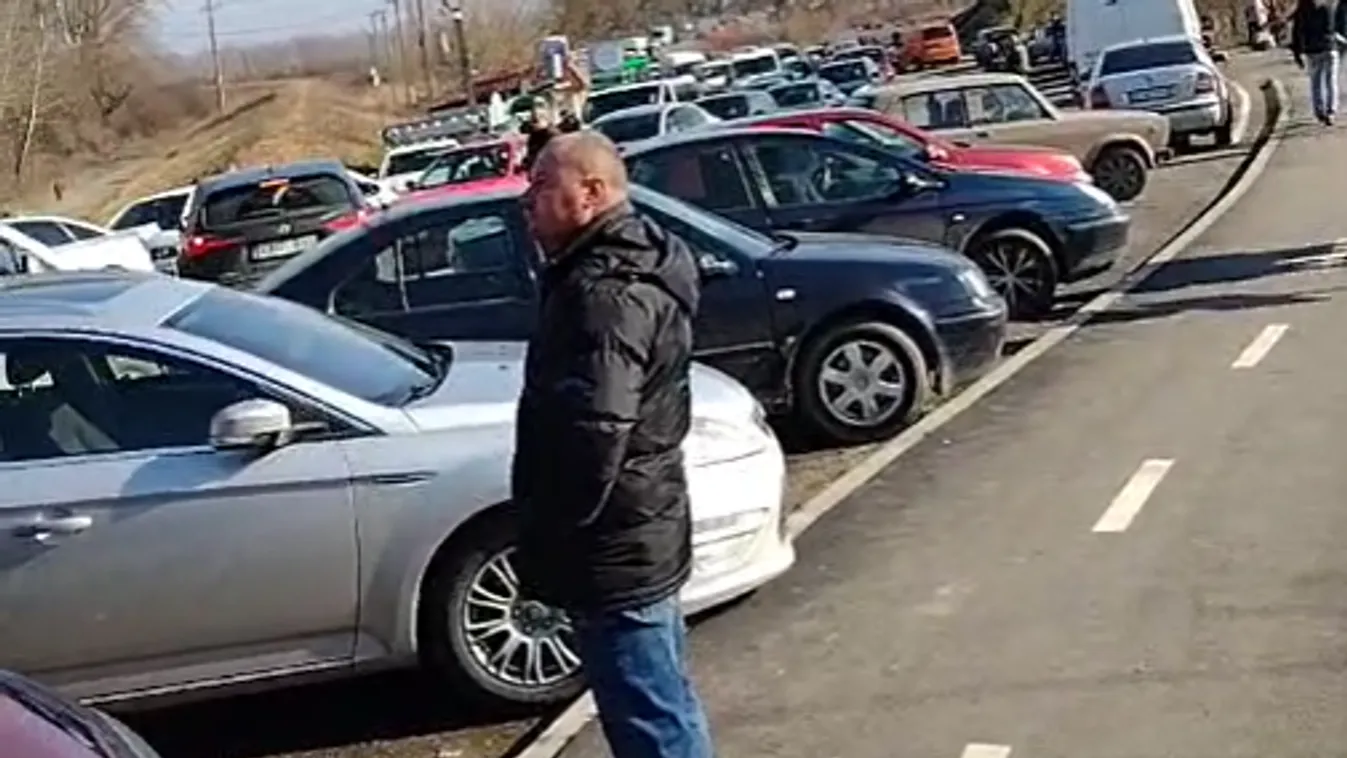 Megrázó videók: ekkora sorokban várakoznak az ukrán-magyar határon