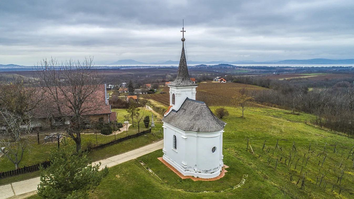 Gyönyörű képek készültek Balatonlelle 265 éves kápolnájáról
