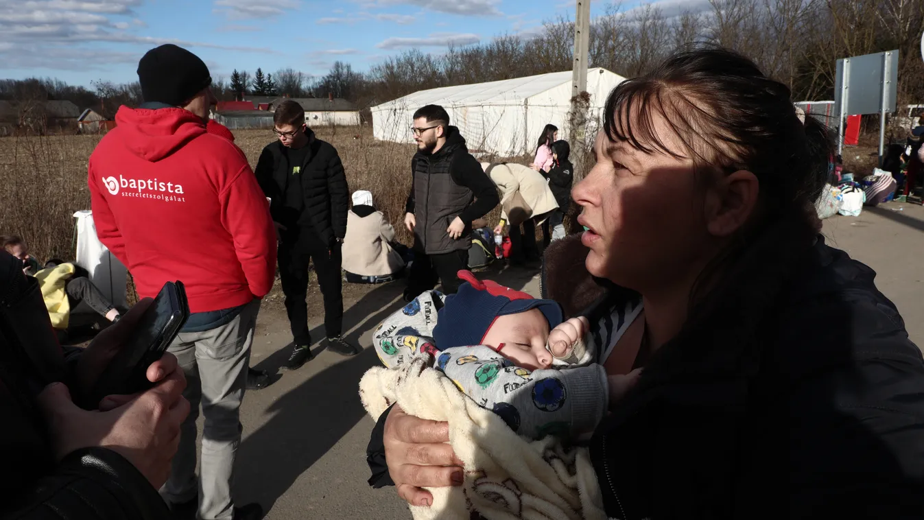 Megdöbbentő és szívszorító képek: Rengeteg a gyerek magyar-ukrán határátkelőhelyek