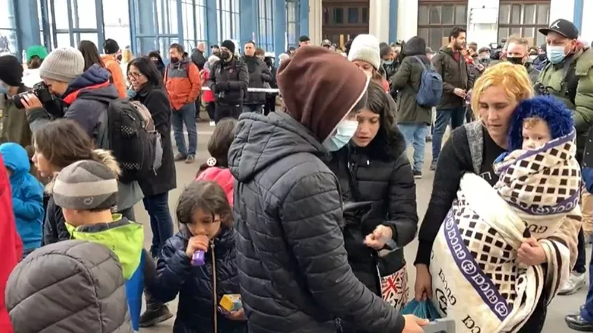 Tömegesen érkeznek a Keletibe Ukrajnából, sokan kisgyermekekkel