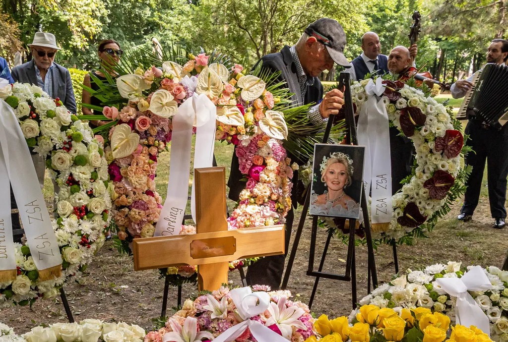 20210713 Budapest
Gábor Zsazsa Magyarországi temetése a  Fiumei úti sírkertben.
Fotó: Markovics Gábor (MG)
Ripost
képen: Frédéric von Anhalt herceg Zsazsa utolsó, 9. férje  