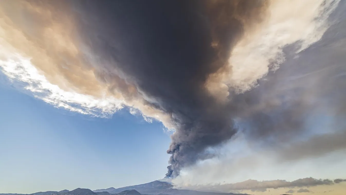 Beindult az Etna: tegnap 12 kilométer magasra lövellt ki vulkáni hamut