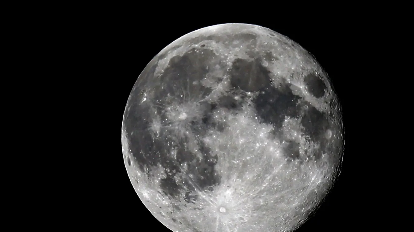 Megdöbbentő  titkokat rejt a Holdon felszíne - Videó