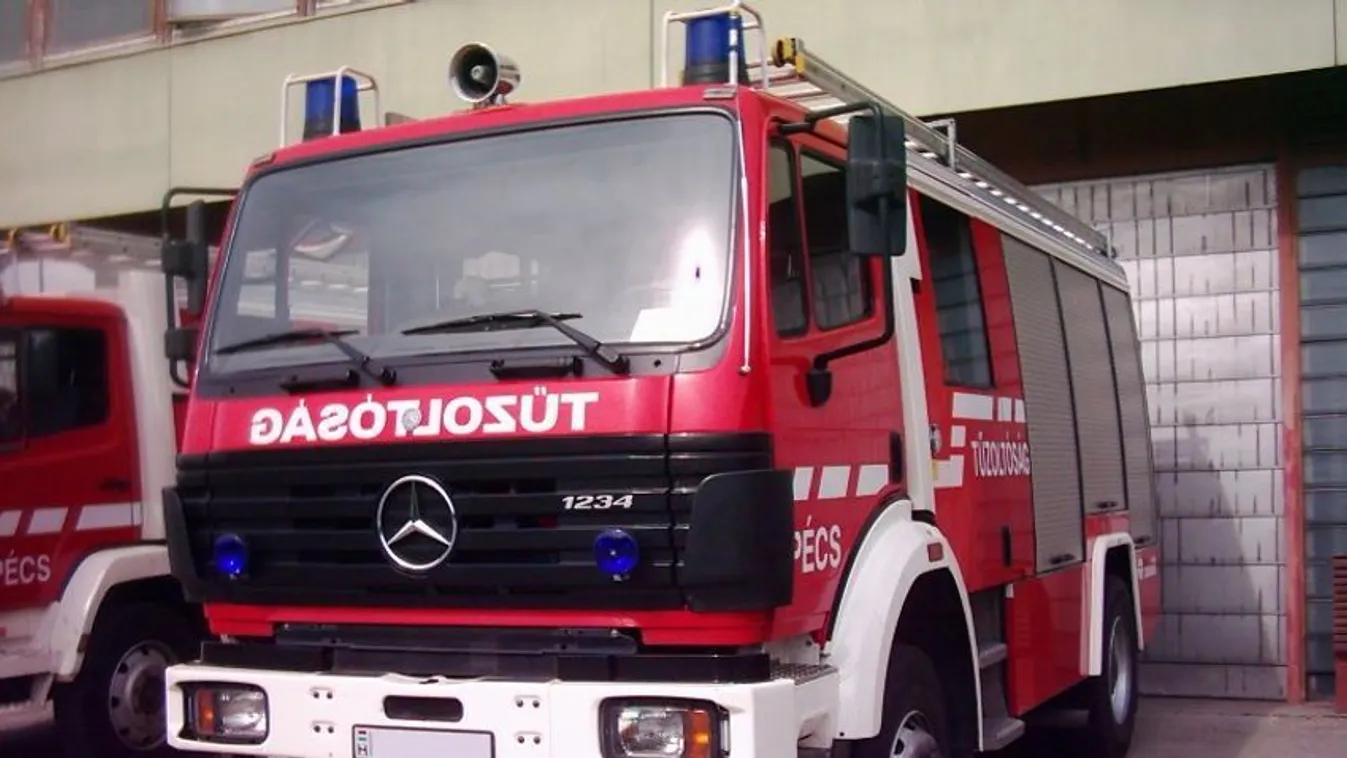 Rohantak a  tűzoltók: Kigyulladt egy kisteherautó az M3-ason