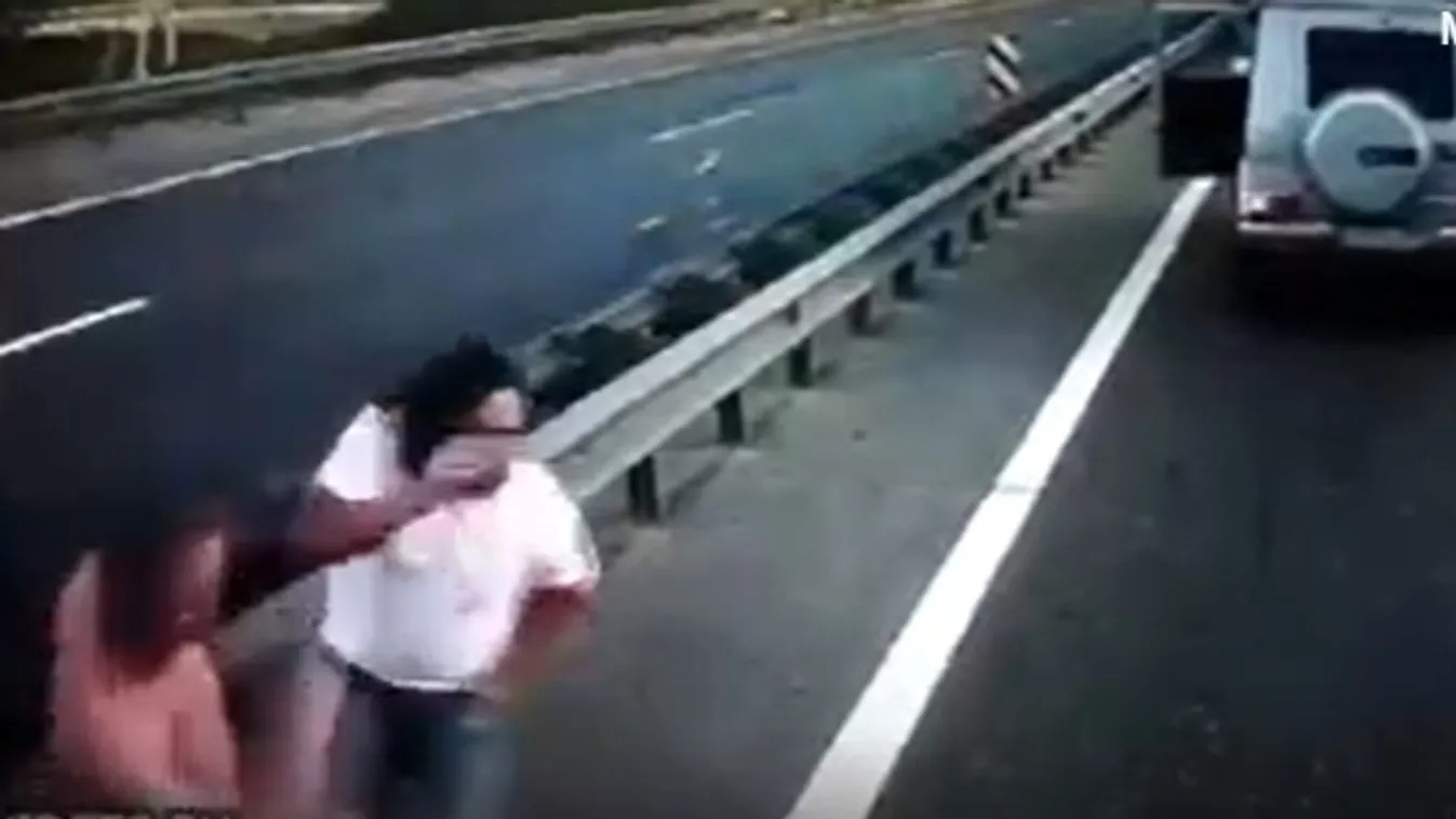 Keménykedni próbált, akkorát kapott a büntetőfékező sofőr, hogy a fal adta másikat – videó