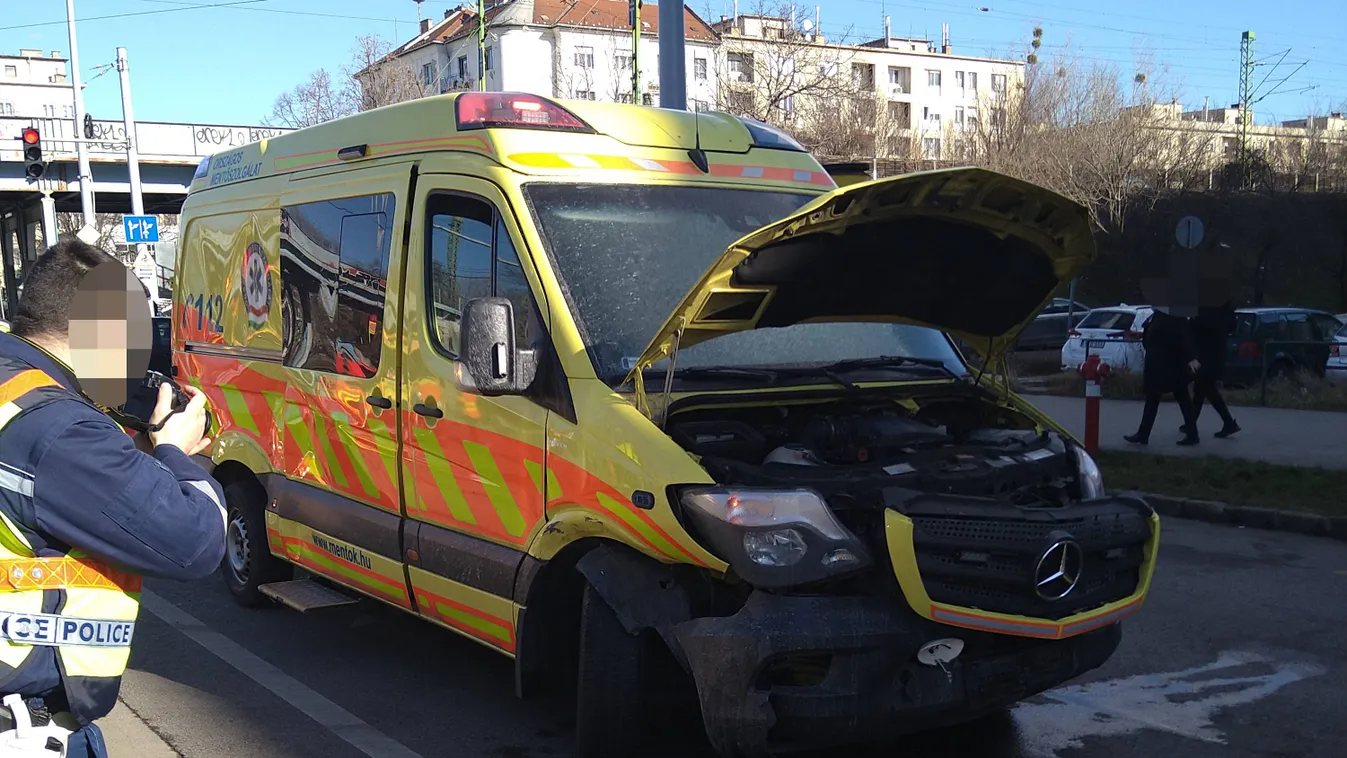 Mentőautó karambolozott a XI. kerületben, egy ember állapota válságos
