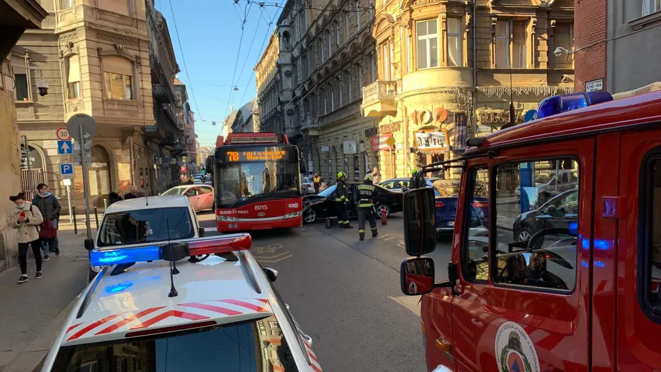 Tűzoltók lepték el Budapest belvárosát: Összeütközött egy troli és egy autó