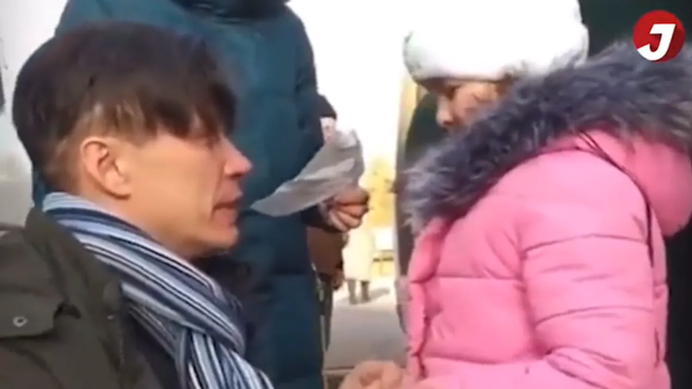 Szívszaggató videó: zokogva búcsúzik lányától egy ukrán édesapa