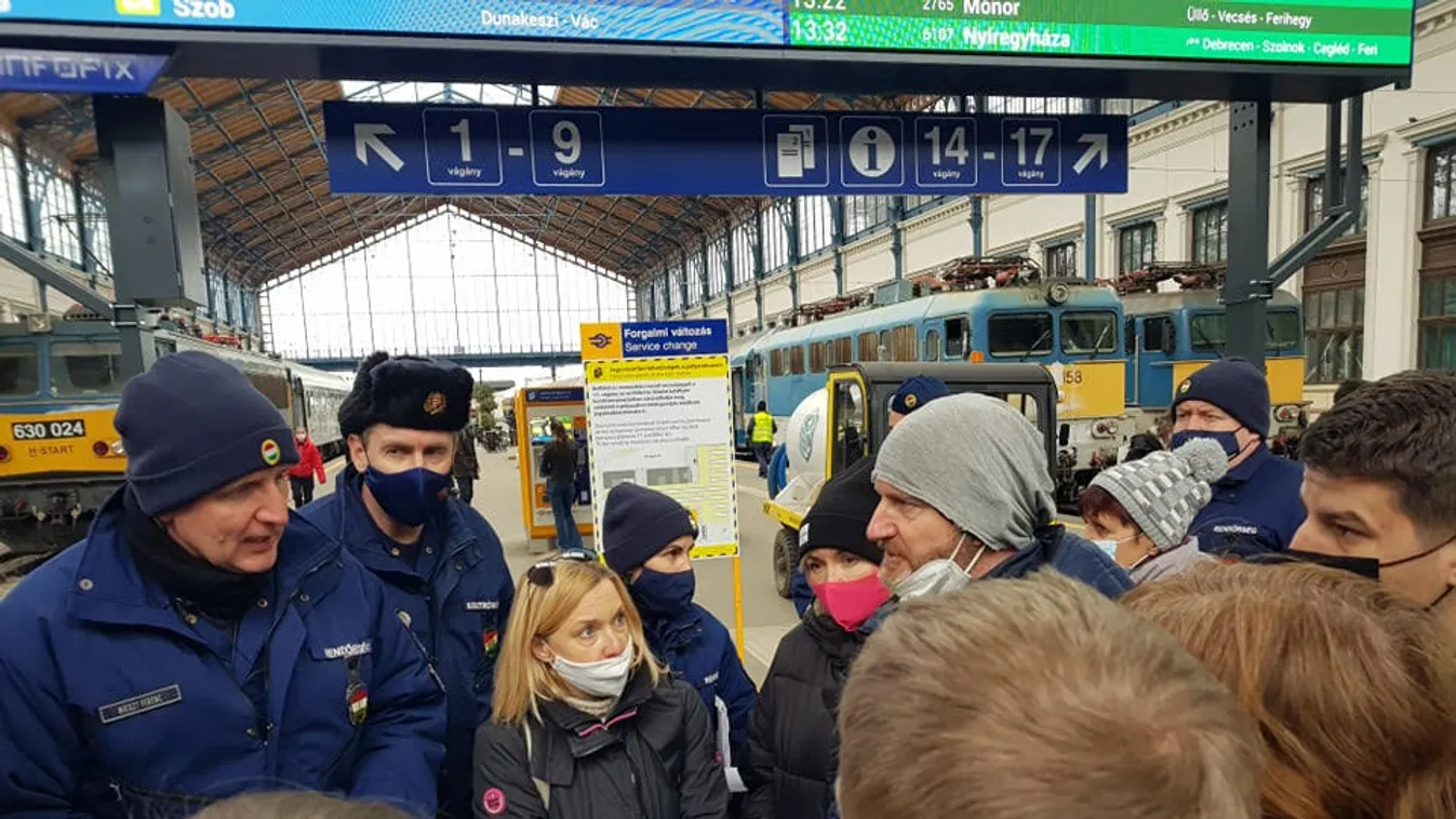 Itt vannak az első fotók: Érkeznek a Nyugati pályaudvarra az első menekültcsoportok