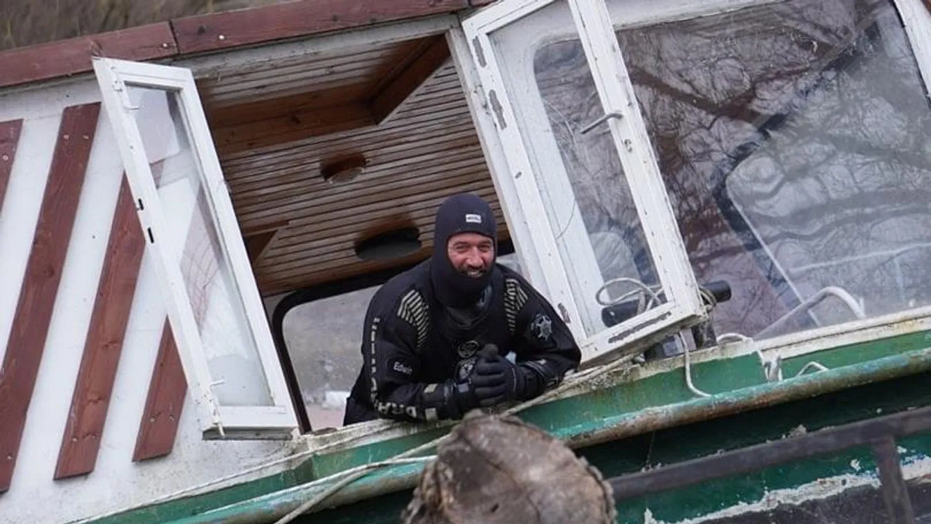 Videó: Egy majdnem teljesen elsüllyedt hajót mentettek a Dunán