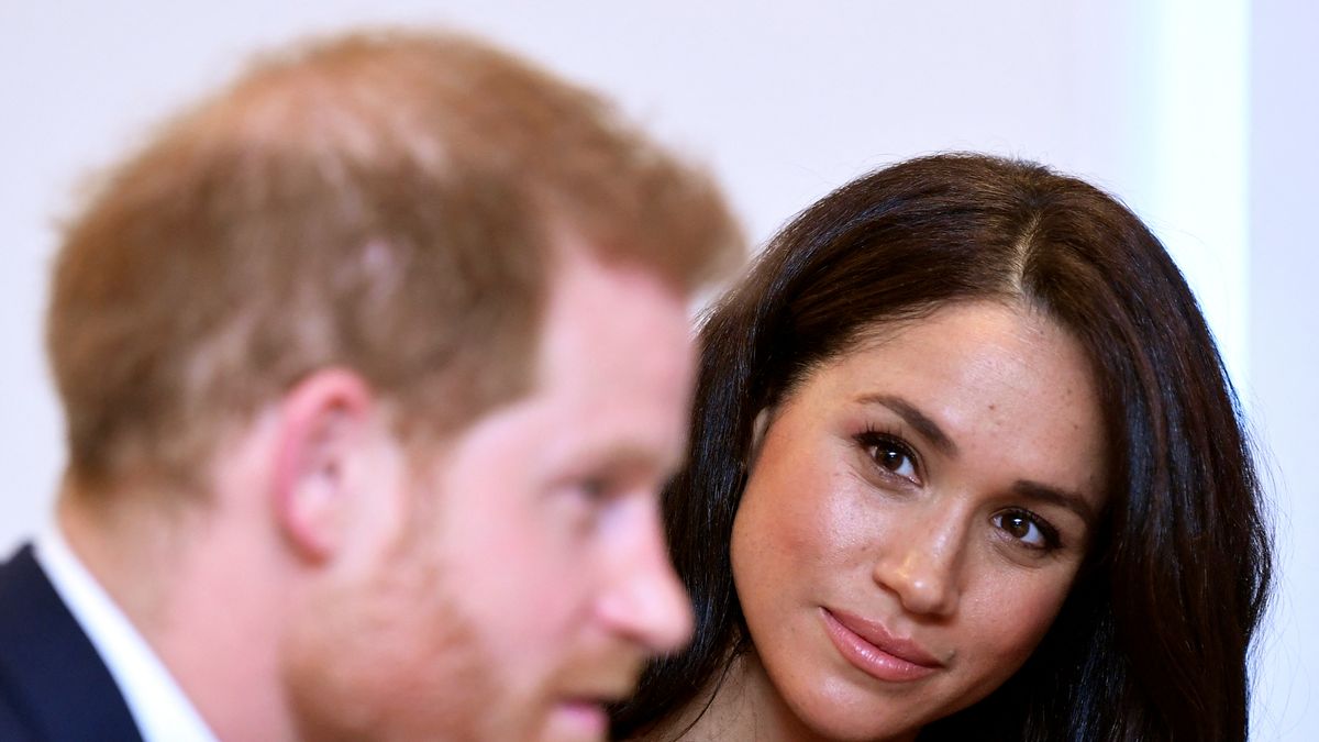 Kitálalt Károly herceg barátja: Meghan csak az orránál fogva vezeti Harryt