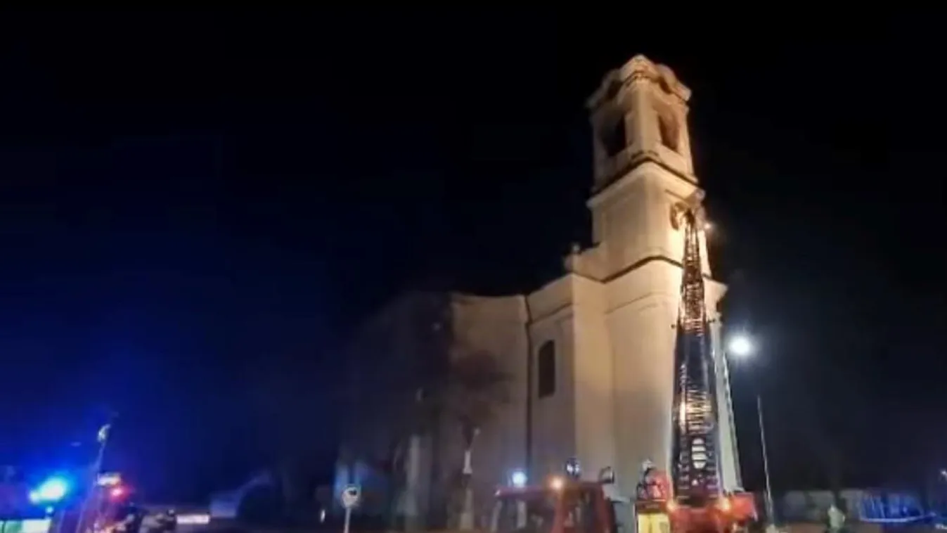 Lángokban állt a 25 méter magas templomtorony Ajkán