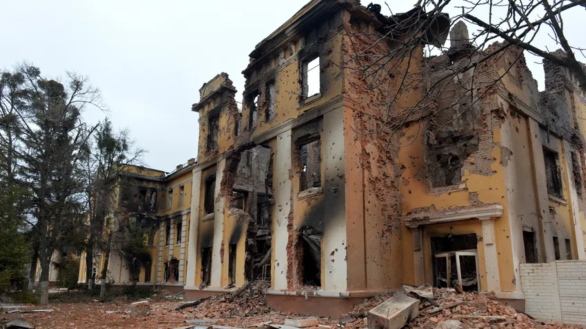 Megrázó fotók és videók: iskolát is bombáztak Harkovban, civil áldozat is van