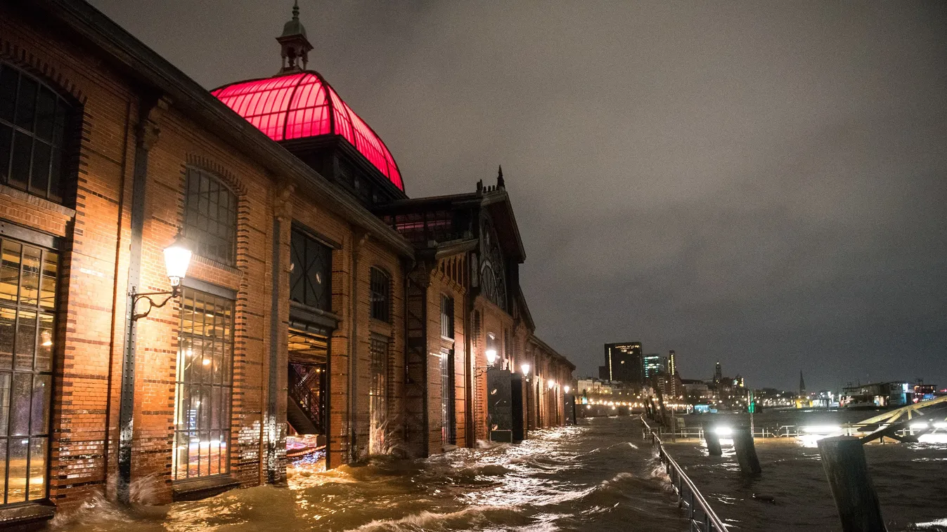 Németországot teljesen megbénította a hatalmas vihar, törölték a járatokat is