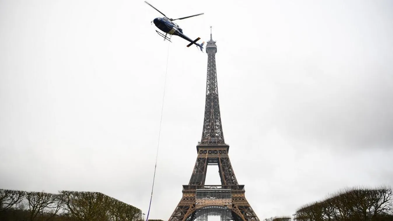 Videó: Hat méterrel „megnőtt" az Eiffel-torony