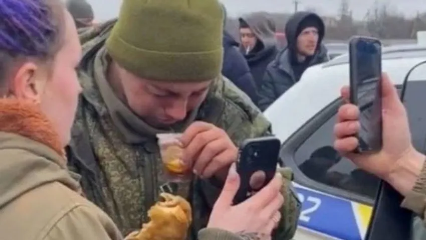 Zokogva hívta fel édesanyját a fiatal orosz katona, miután megadta magát