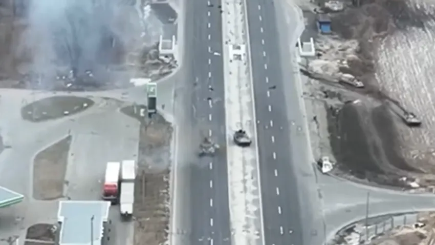 Megrázó képsorok: Kilőttek egy orosz tankot – videó