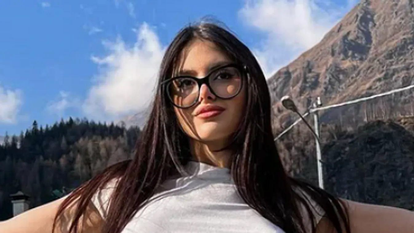 Falatnyi felsőben mutogatja hatalmas melleit a brutálisan szexi OnlyFans-modell – 18+ fotó