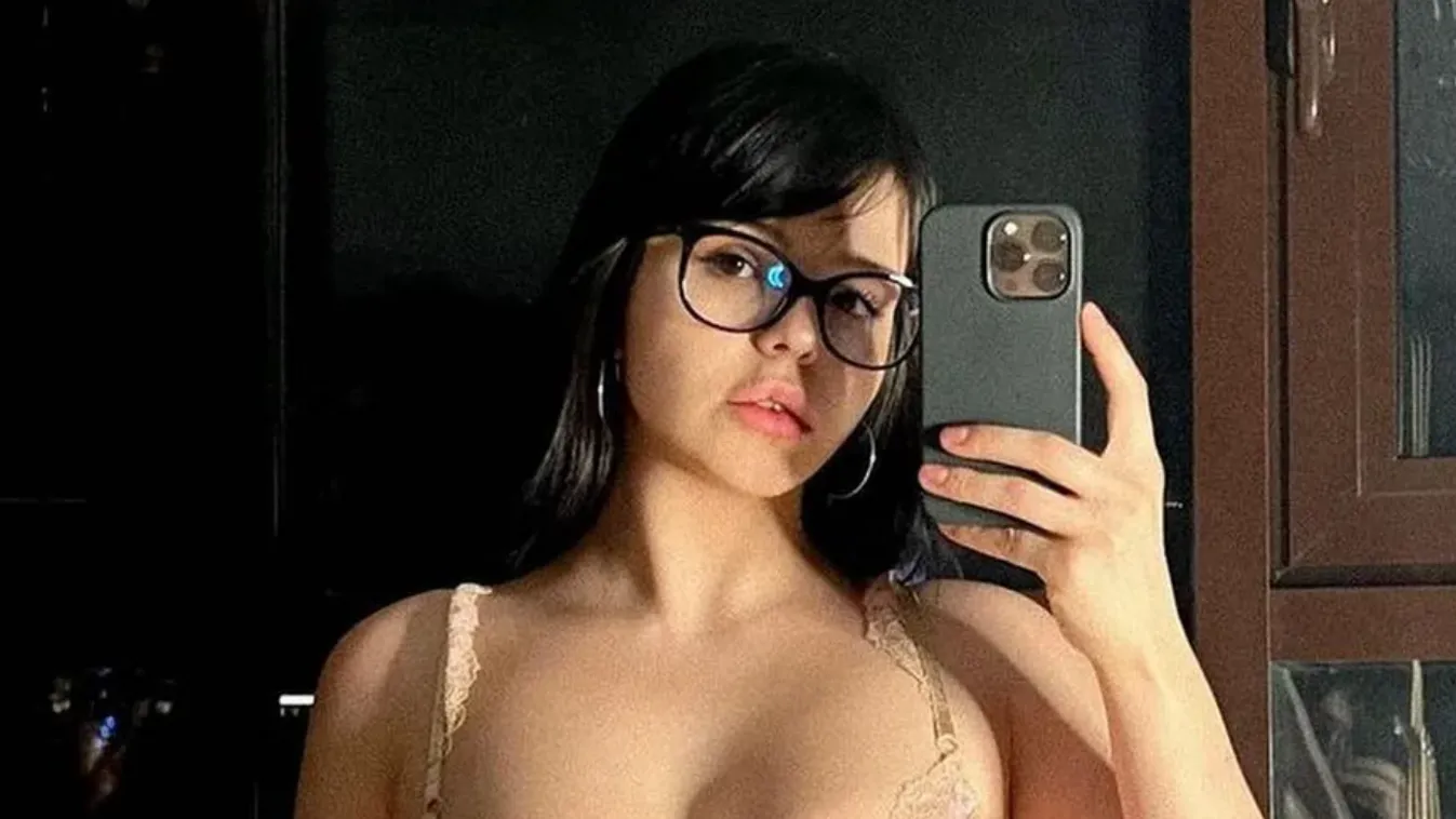 Láthatatlan fehérneműben pózol a tükör előtt a brutálisan szexi OnlyFans-modell – 18+ fotó