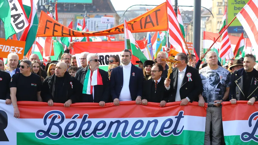 Hatalmas tömeg vonult a 9. Békemeneten