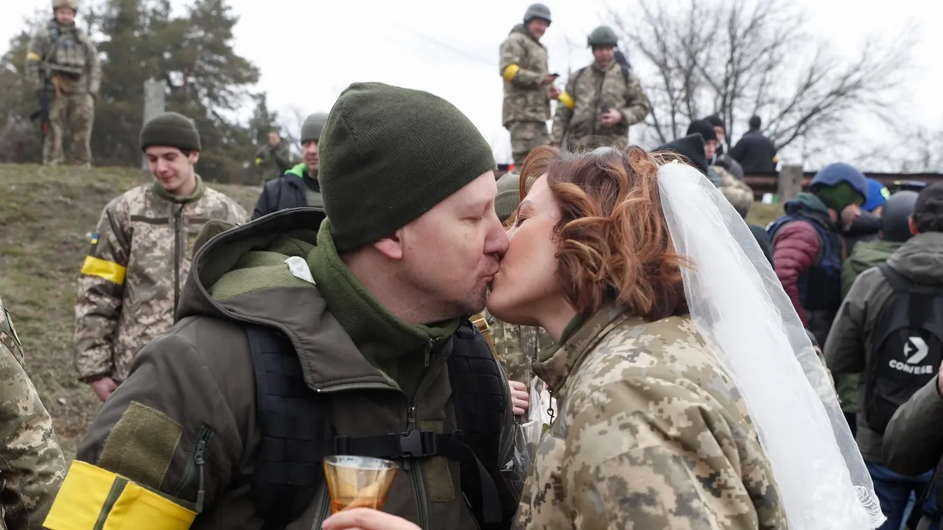 Drámai képsorok: A frontvonalon mondta ki a boldogító igent két ukrán katona – videó