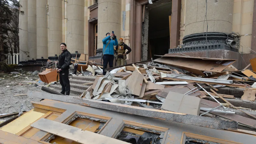 Megrázó fotókon a lebombázott Harkov