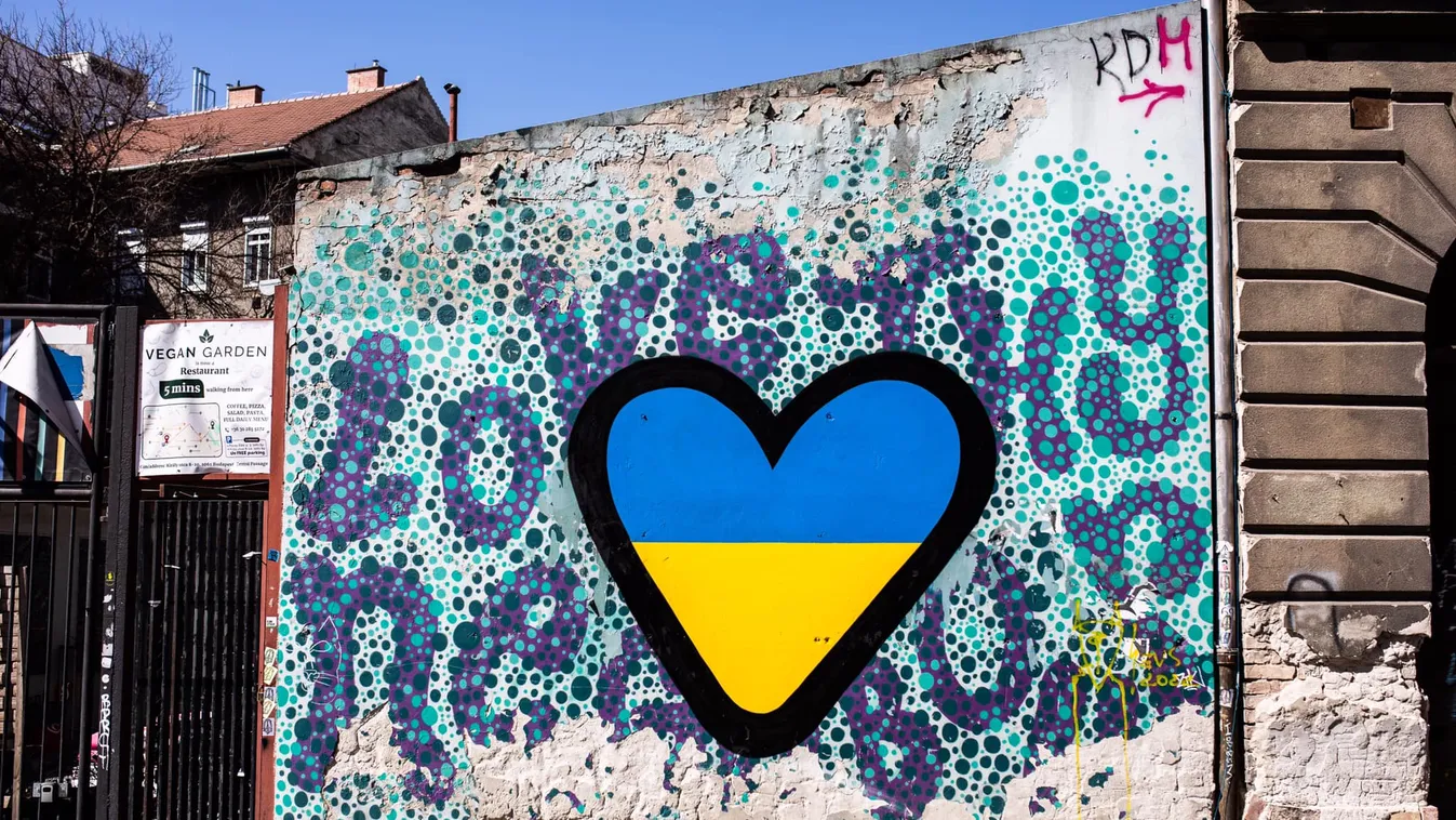 Az ukrán zászló színei ékesítik ezt a budapesti falfestményt