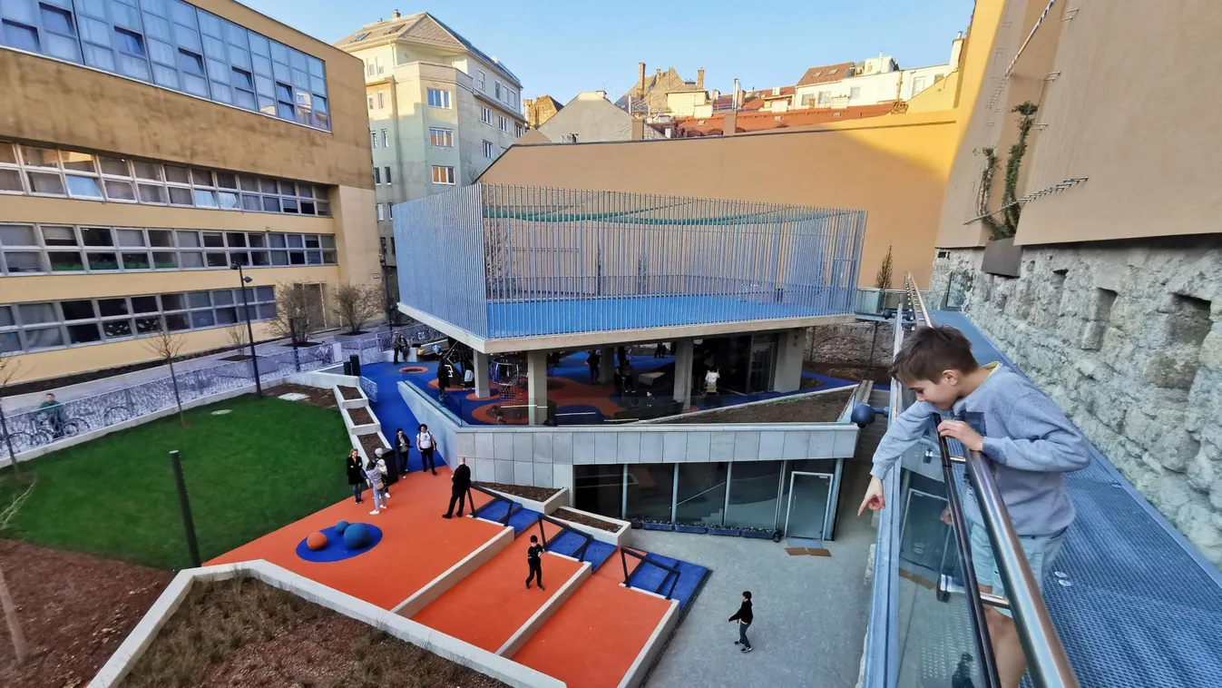 Lebegő dühöngő és gyilokjáró, játszó-paradicsom kicsiknek és nagyoknak a belvárosban