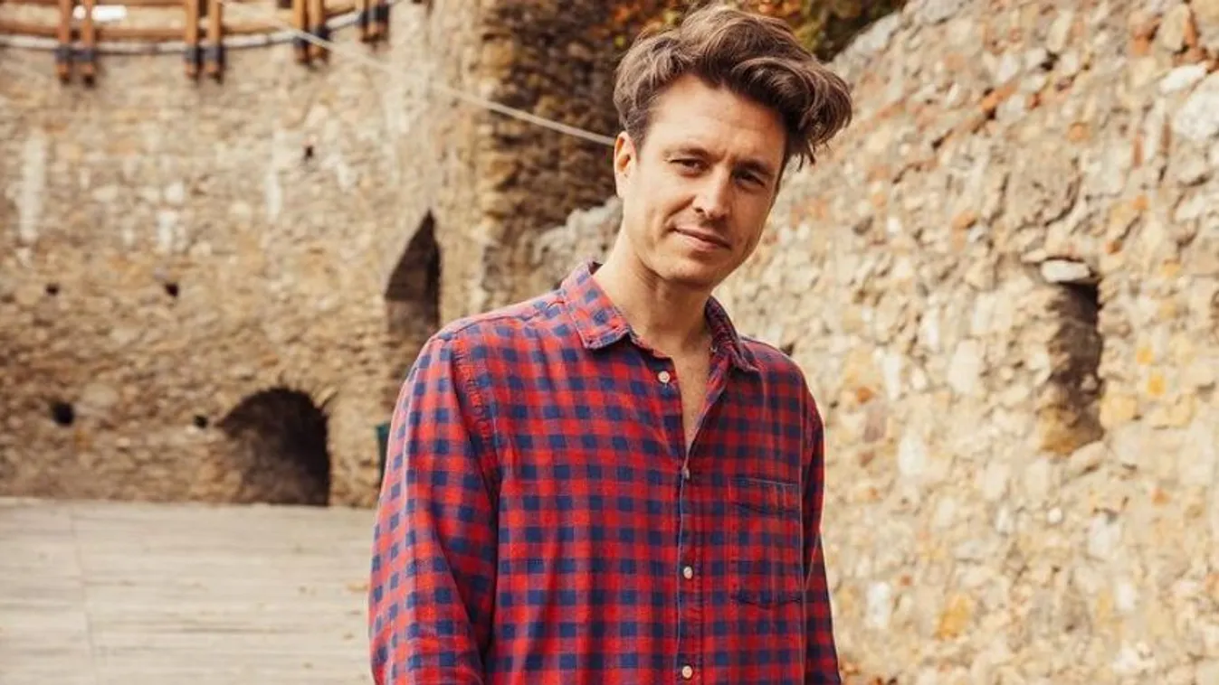 Aggódnak a rajongók: Előadás közben eszméletét vesztette a Vígszínház színésze