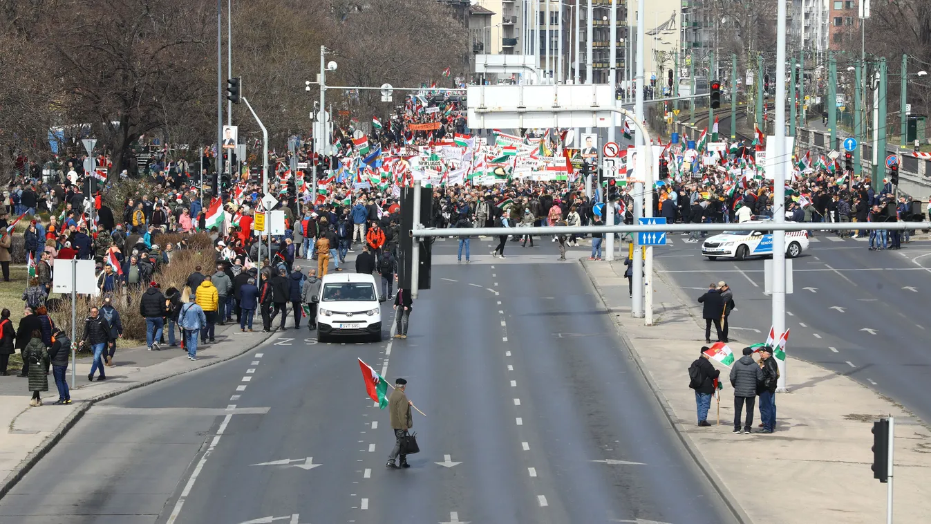 Tapsvihar fogadta őket: Olaszok is vonulnak a Békemenettel