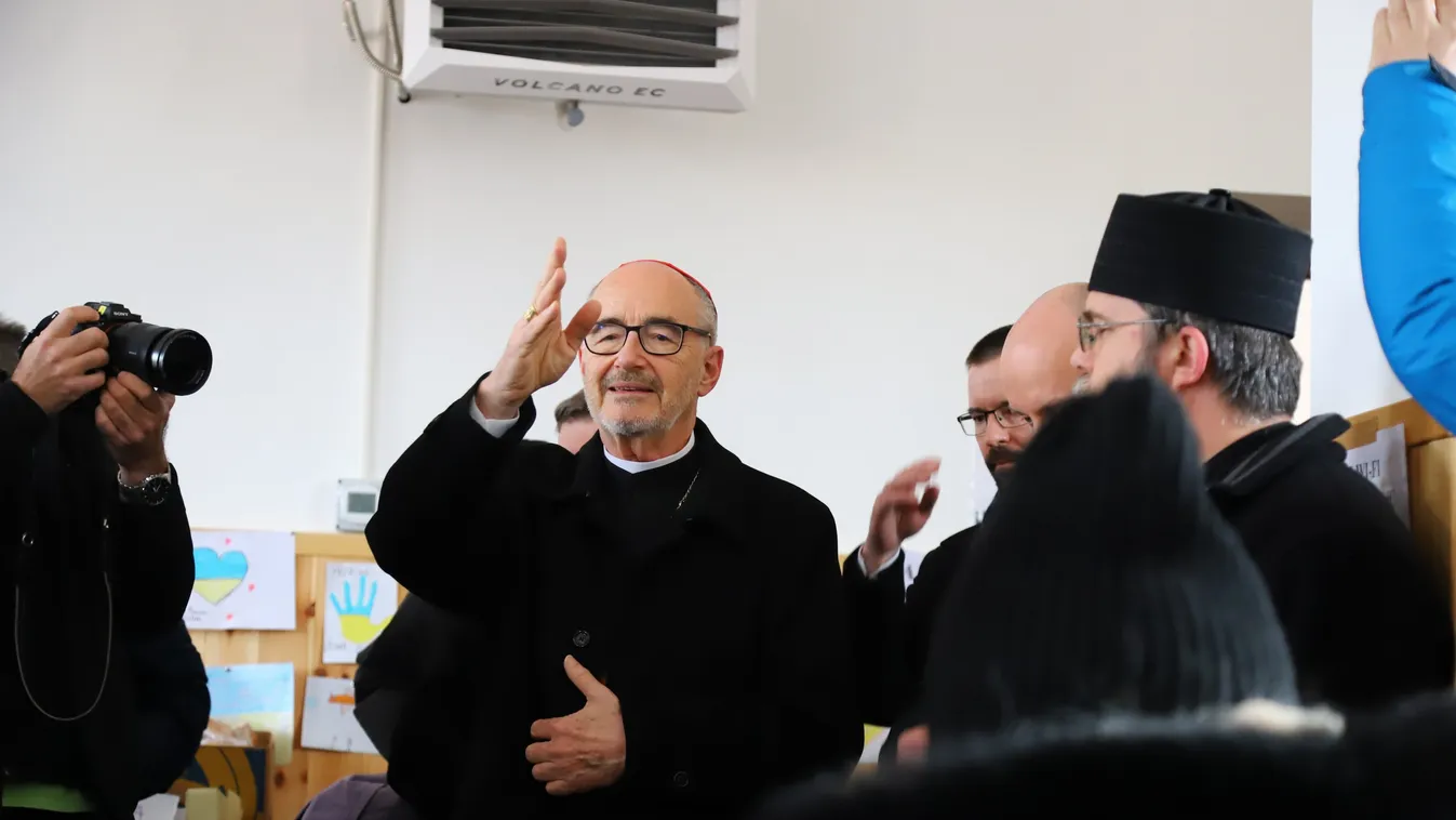 Különleges pillanatok a határnál: menekülteket áldott meg Ferenc pápa követe