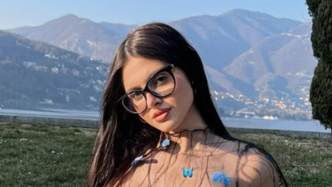 Belenyomta a kamerába fedetlen cicijeit a szexi OnlyFans-modell – 18+ fotó