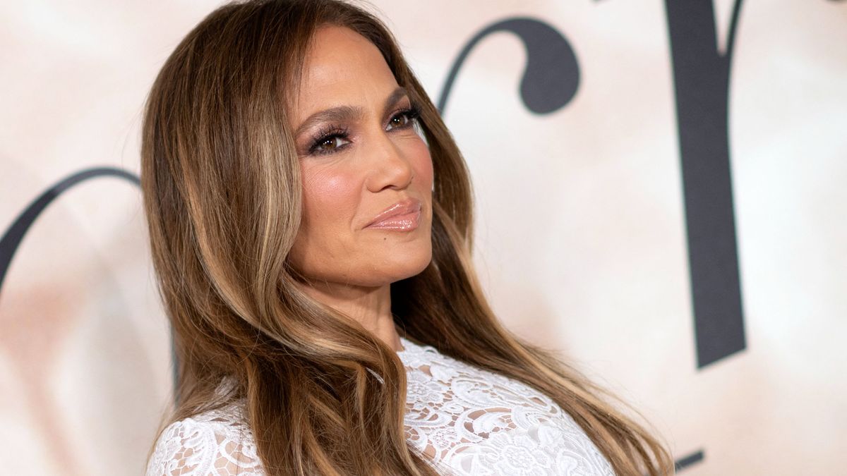 Ötvenen túl is anyaszült meztelenül pózol Jennifer Lopez