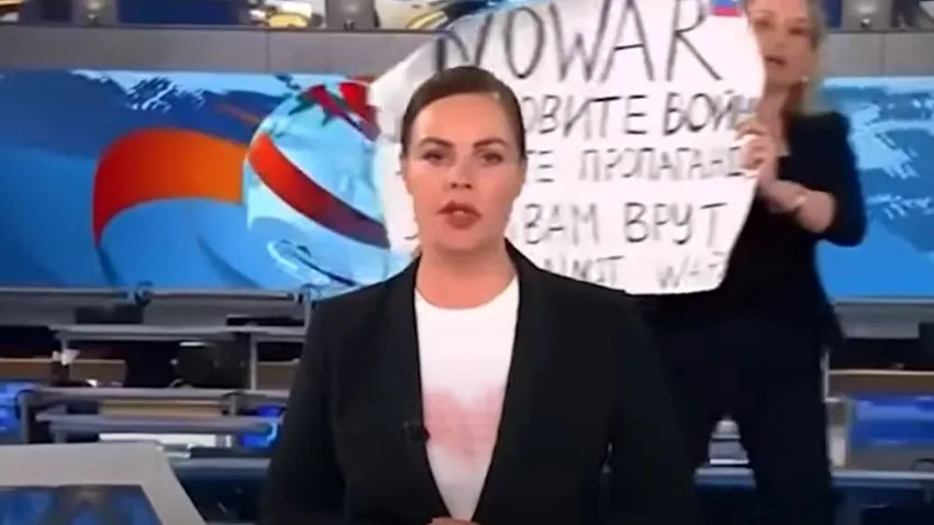 Elege lett a cenzúrából, élő adásban rohant be a stúdióba az orosz híradós