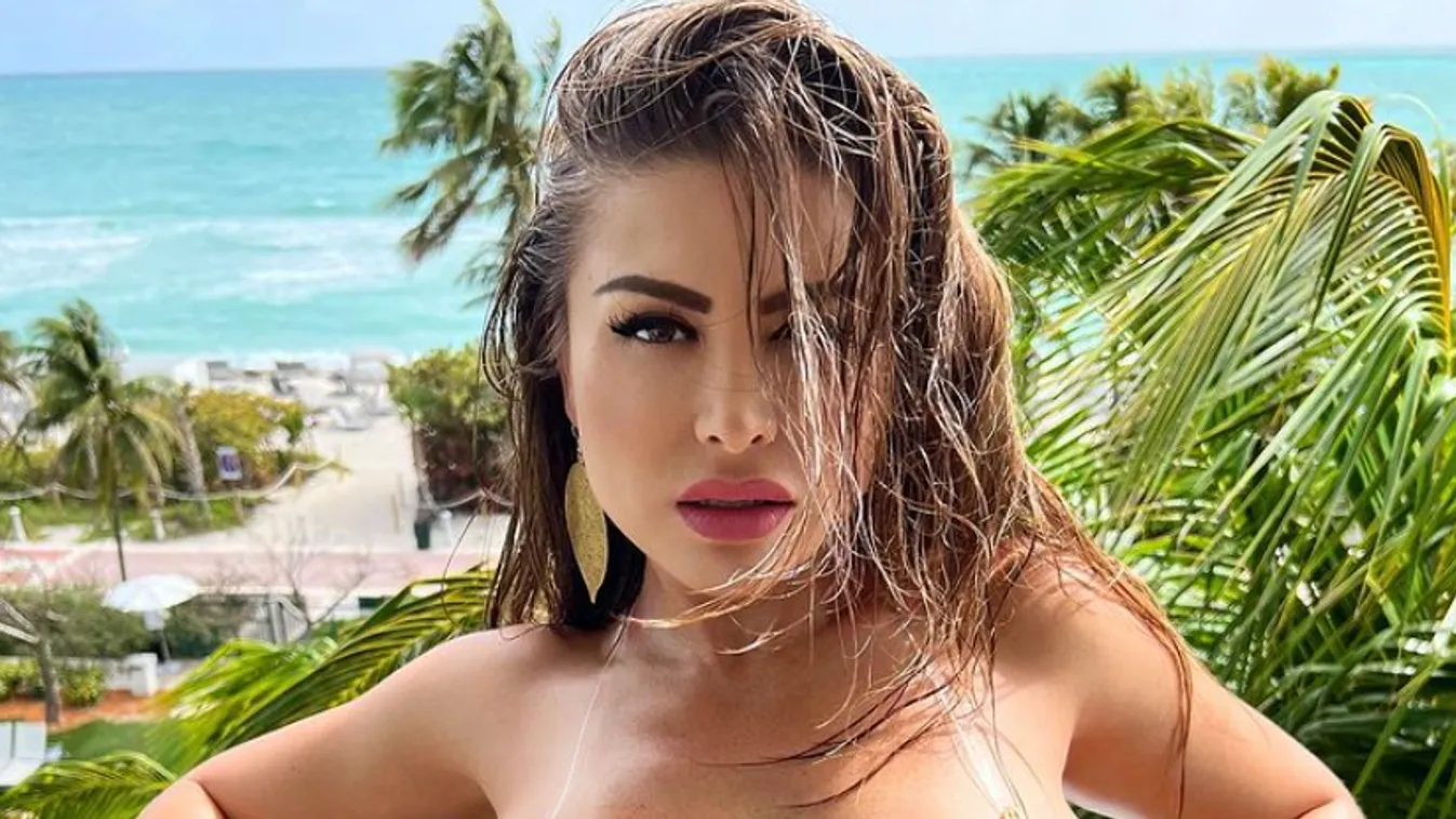 Falatnyi bugyiban fotózták le az Onlyfans-modellt, mindene kilátszik – 18+ fotó