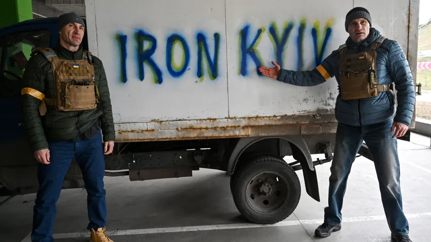 Fegyverben a Klicskó testvérek: Készek meghalni a hazájukért
