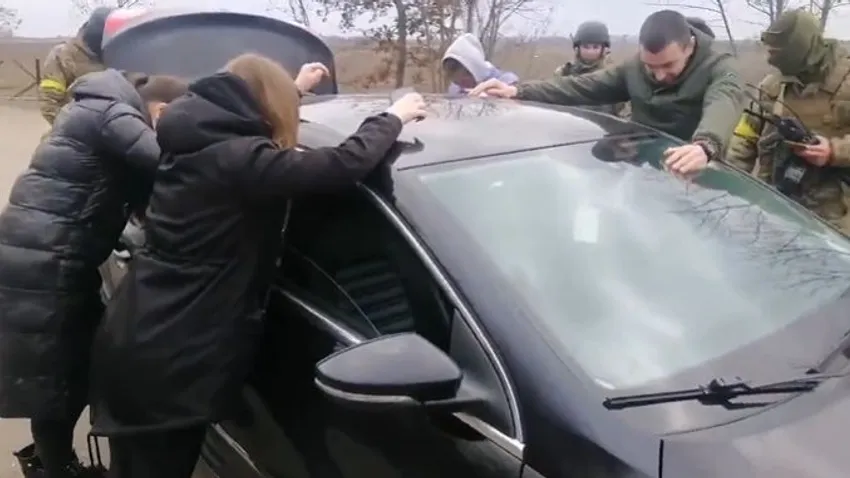 Ukrán katonák körbevettek egy autót, majd ami utána történt, arra senki sem készült fel – videó